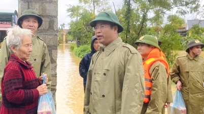 Wakil Sekretaris Komite Partai Kota Pham Duc Tien mengunjungi dan memberikan bingkisan kepada warga di daerah terdampak banjir.