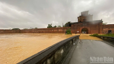 [Foto] Inundação no lado direito do portão, entrada da Cidadela de Hue