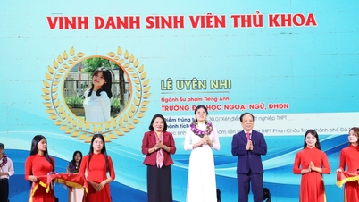 L'Université de Danang honore les majors de promotion et attribue des bourses pour aider les étudiants à progresser