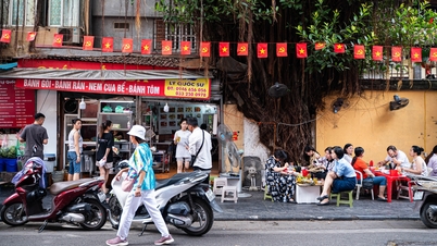 हनोई कैथेड्रल के आसपास 'खाद्य स्वर्ग', सुबह से रात तक पर्यटकों को आकर्षित करता है