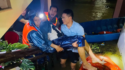 Sauvetage rapide de deux personnes emportées par les inondations à Hué