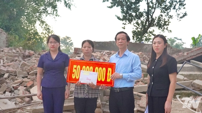 Comitetul Frontului Patriei Provinciale sprijină locuitorii din Phu Binh pentru a depăși consecințele furtunii nr. 11.