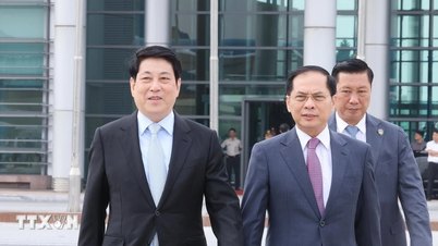 Ο Πρόεδρος Λουόνγκ Κουόνγκ αναχωρεί από το Ανόι για την 32η Εβδομάδα Συνόδου Κορυφής APEC