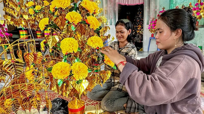 Bevaring av håndverket med å lage papirblomster til pagoder - Kathina-sesongens skjønnhet