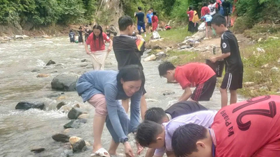 بسبب نقص المياه للأنشطة اليومية، يضطر الطلاب إلى المشي أكثر من كيلومتر واحد إلى النهر للاستحمام وغسل الملابس.