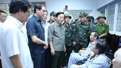 Vice premiärminister Tran Hong Ha besökte och uppmuntrade patienter och sjukvårdspersonal på Hue Rehabilitation Hospital.