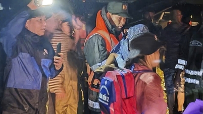 Mobiele politie hielp bij de evacuatie van tientallen huishoudens uit zwaar overstroomde gebieden in Da Nang.