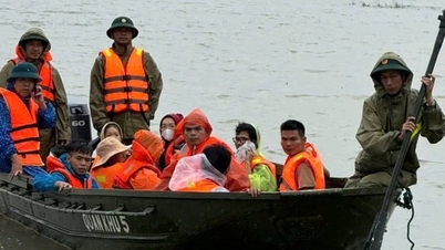 Försköna bilden av farbror Hos soldater i hjärtat hos människor i översvämningsdrabbade områden