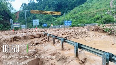 Muitos trechos da Rodovia Nacional que atravessa as cidades de Da Nang e Hue ficaram inundados, causando engarrafamentos.
