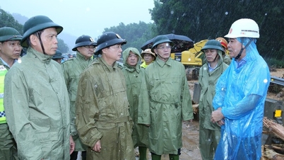 O vice-primeiro-ministro Tran Hong Ha inspecionou e supervisionou o reparo dos deslizamentos de terra na rodovia La Son - Hoa Lien.