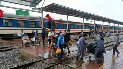 Kraftigt regn och översvämningar i centrala regionen har tvingat många tåglinjer att ställas in, gå långsamt och vänta på stationer.
