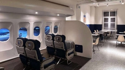 A repülőgép kabinjában ülve kávézgatok Hanoi utca közepén.