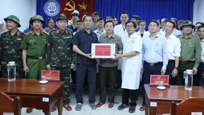 Phó Thủ tướng Trần Hồng Hà thăm, động viên cán bộ y tế và bệnh nhân vùng lũ