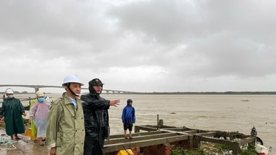 รองประธานคณะกรรมการประชาชนเมือง เล กวาง นาม สั่งการให้เสริมเขื่อนกั้นน้ำทะเลในตำบลดุยเหงียโดยด่วน