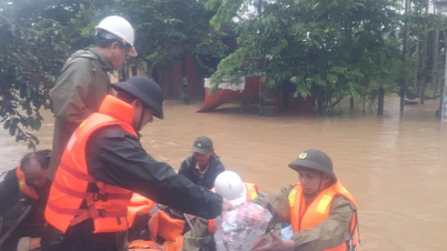 Askar Wilayah Tentera Laut 3 mengharungi hujan untuk membekalkan makanan kepada orang ramai di kawasan banjir di wilayah Tengah.