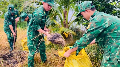 Stesen Pengawal Sempadan Vinh Gia menyokong orang ramai dalam membina benteng untuk mengelakkan banjir.