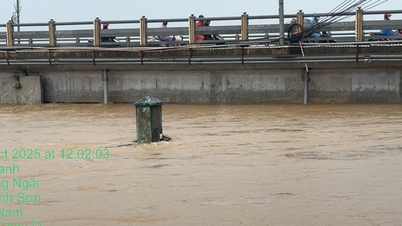 Κουάνγκ Νγκάι: Τα νερά της πλημμύρας υψώνονται, απαγορεύοντας την κυκλοφορία μέσω της γέφυρας Τσάου Ο