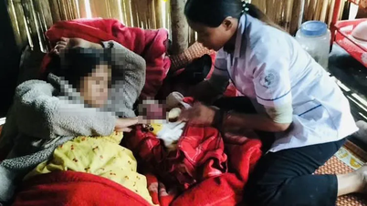 Dua pegawai perubatan melintasi tanah runtuh sejauh 5km untuk melahirkan bayi di rumah.