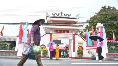 Dük Nguyen Huynh Duc'un ölüm yıldönümü törenine binlerce kişi katıldı.