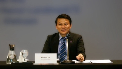 Tổng thư ký AFF cùng lãnh đạo FAT đã đến trụ sở VFF, cùng giải quyết sự cố sai Quốc kỳ