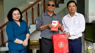 De secretaris van de provinciale partij, Luong Nguyen Minh Triet, bracht een bezoek aan oorlogsinvaliden en verdienstelijke mensen en overhandigde hen geschenken.