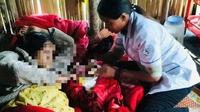 Dos enfermeras ayudan a una mujer embarazada a superar la inundación para que pueda dar a luz con éxito.