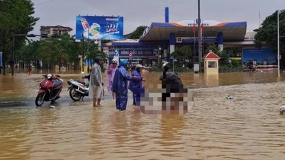 Mamă năște în mijlocul apelor inundațiilor