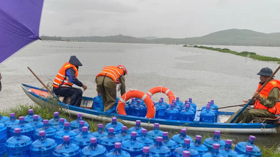 কোয়াং এনগাই: বন্যার কারণে বিচ্ছিন্ন এলাকার মানুষের জন্য বিশুদ্ধ পানি সরবরাহের ব্যবস্থা করুন