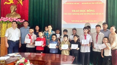 İl Eğitim Geliştirme Derneği, Chiem Hoa komünündeki su baskını bölgelerindeki öğrencilere destek olmak amacıyla burs verdi.