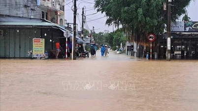Empat pola cuaca bertemu dan menyebabkan rekor hujan di Vietnam Tengah