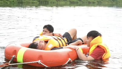 Pegawai polis mengharungi air untuk "menghidupkan" mangsa dalam latihan menyelamat