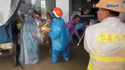 Die Verkehrspolizei hilft Menschen, überflutete Gebiete zu verlassen.