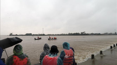 ນ້ຳຖ້ວມພາກກາງ: ແຈ້ງເຕືອນຫຼາຍກໍລະນີ ເຮືອຫຼົ້ມ ແລະ ຈົມນ້ຳ