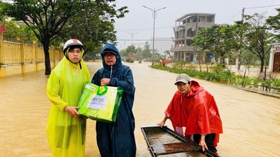หนังสือพิมพ์ Tuoi Tre มอบของขวัญ 600 ชิ้นให้กับผู้คนในพื้นที่ประสบภัยน้ำท่วมในเว้และดานัง