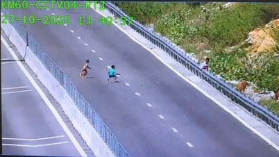 ក្មេងជំទង់៣នាក់ចេញចូលកណ្តាលផ្លូវទៅលេងគប់ដុំថ្ម ។