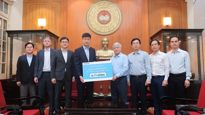 Mais de 1,105 trilhão de VND foram doados para apoiar as pessoas nas áreas afetadas pelas enchentes.