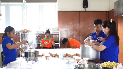 Studenten van de Dong A Universiteit bereiden 600 maaltijden voor om naar mensen in overstroomde gebieden te sturen.