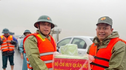 O Comando Militar da Cidade de Da Nang fornece alimentos às vítimas das enchentes na comuna de Duy Nghia.