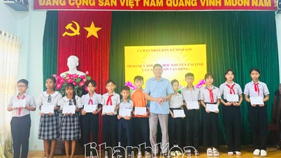 De gemeente Ninh Son kent beurzen en mobilisatiemiddelen toe aan studenten