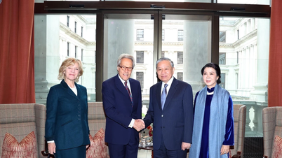 جنرل سیکرٹری ٹو لام اور ان کی اہلیہ نے ڈیوک آف رچمنڈ اور ان کی اہلیہ کا استقبال کیا۔