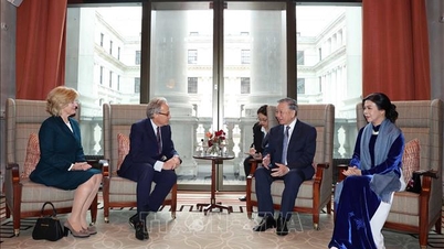 Sekretaris Jenderal dan istrinya menerima Duke of Richmond dan istrinya.