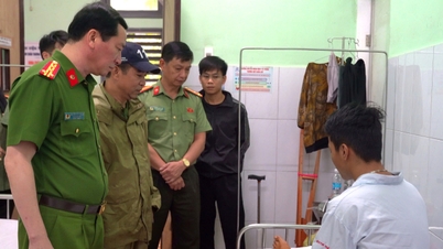 মানুষকে উদ্ধার করতে গিয়ে আহত পুলিশ অফিসারকে দেখতে যাওয়া