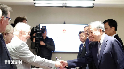 সাধারণ সম্পাদক টু ল্যাম গ্রেট ব্রিটেনের কমিউনিস্ট পার্টির সাধারণ সম্পাদক রবার্ট গ্রিফিথসকে গ্রহণ করেছেন