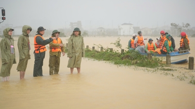 Vice Chairman of the City People's Committee Phan Quy Phuong directed the search for missing people.