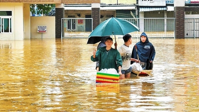 Thầy cô lội nước nấu cơm cho sinh viên giữa tâm lũ Huế