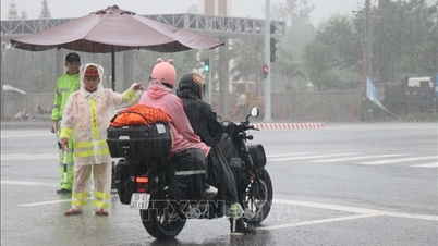 La route nationale 1A traversant Quang Ngai est toujours inondée ; les autorités travaillent toute la nuit pour réguler la circulation.
