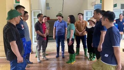 Kelompok kerja Pusat Pengendalian Penyakit Provinsi Lao Cai mendukung Stasiun Kesehatan Komune Viet Hong untuk mengatasi dampak badai No. 10.