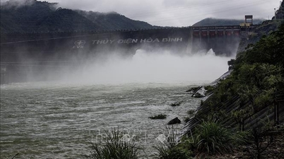 Abrir las dos compuertas del aliviadero inferior del embalse hidroeléctrico de Hoa Binh a las 18:00 y a las 00:00 del 3 de octubre.