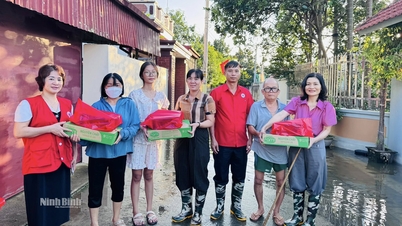 Menyampaikan 233 hadiah kepada orang ramai di kawasan banjir di wad Phu Van dan Chau Son serta komune Gia Tuong.