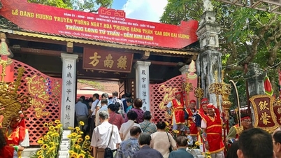 Van Mieu - Quoc Tu Giam Ward offers incense to commemorate Cao Son Dai Vuong at Kim Lien Temple